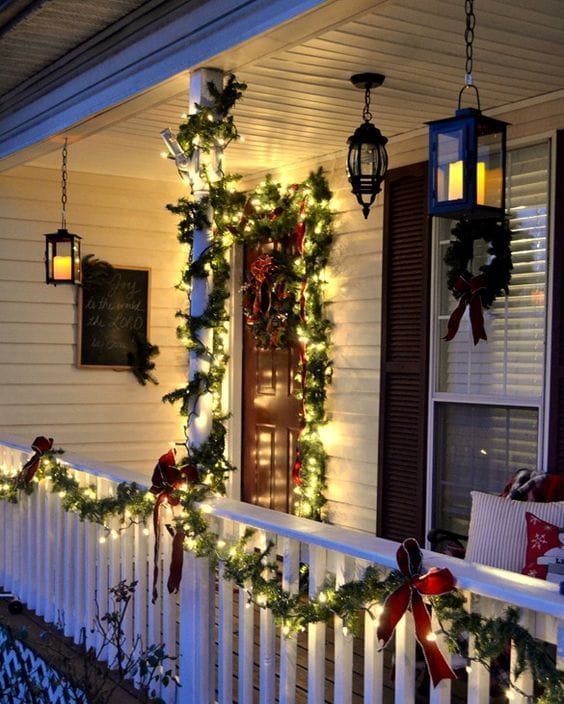 38 Welcoming Christmas Front Porch Décor Ideas - DigsDigs