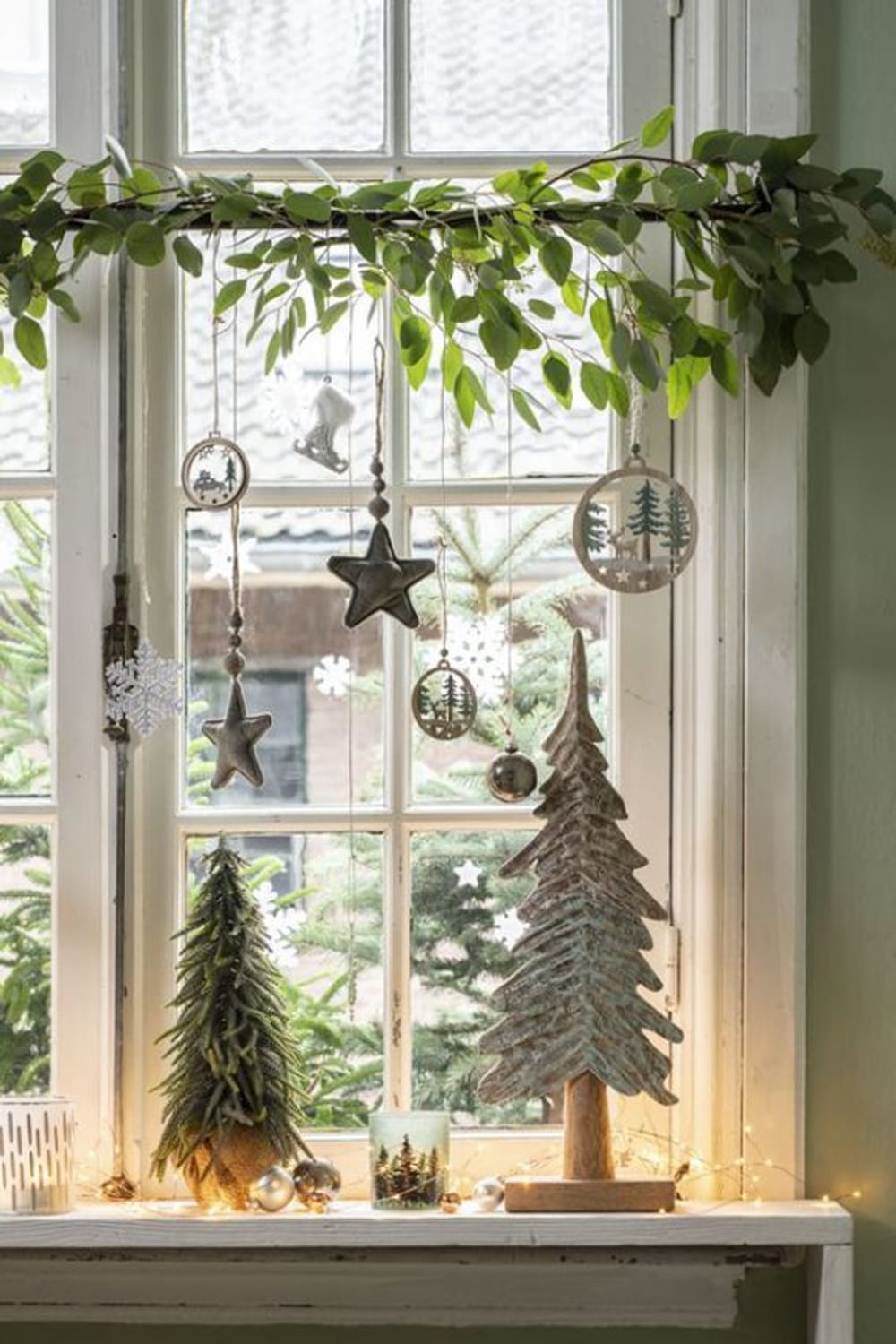 Elegant Christmas Window Décor Ideas