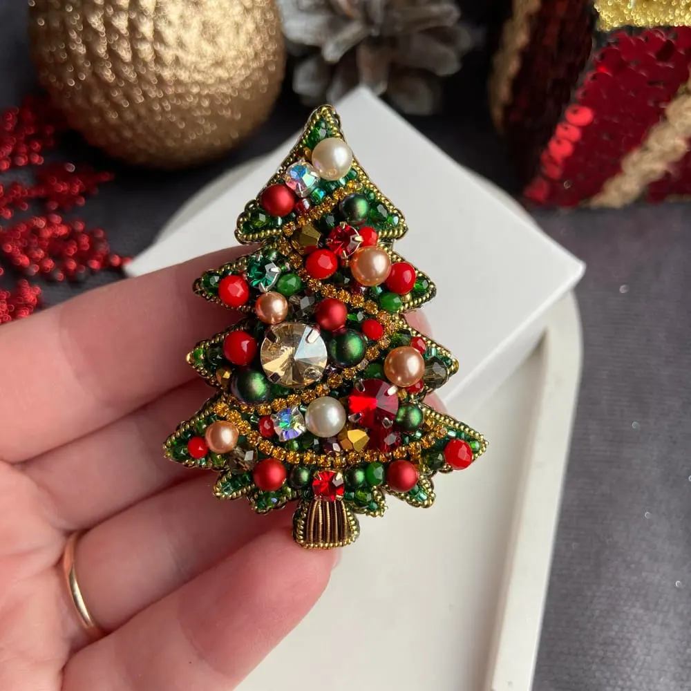 Handmade brooch Christmas tree made of beads🎄🥰 : r/crafts