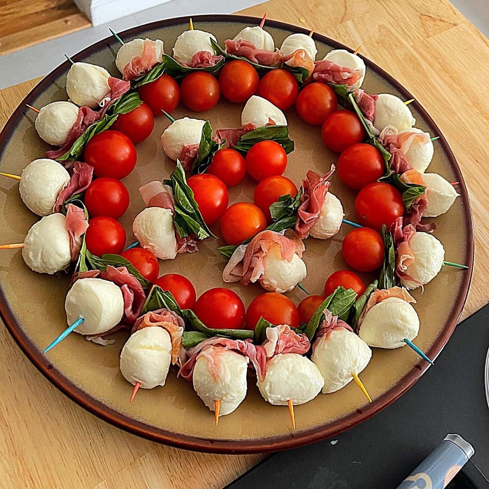 My go to app for when it's hot out! Caprese skewers with some Prosciutto de  Parma. : r/FoodPorn