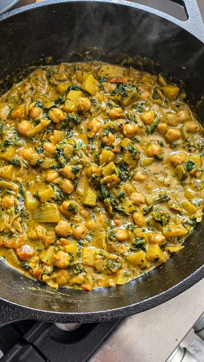 Chickpea Stir-Fry with Spinach