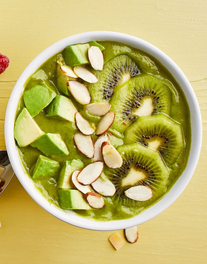 Smoothie Bowl with Spinach and Kiwi