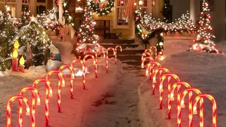 10 Cozy Outdoor Christmas Lights That Turn Your Home Into a Winter Wonderland