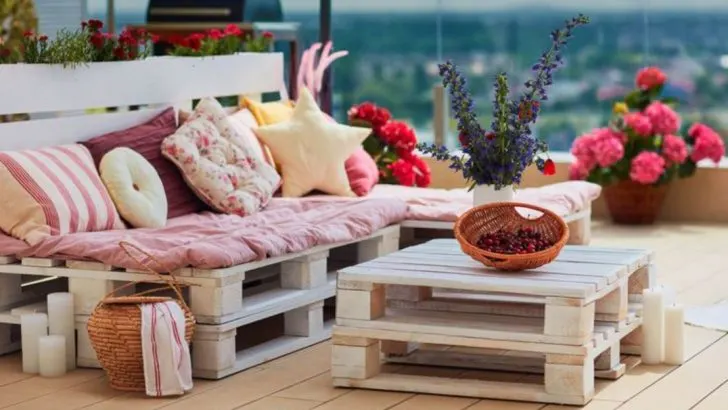14 Outdoor Decorating Themes Designers Never Want to See Again