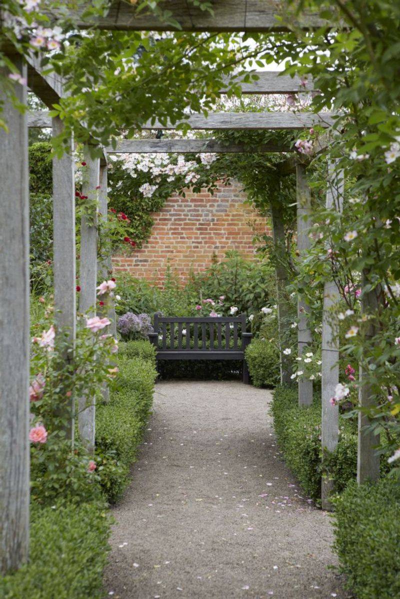 Boxwood and Pergola Design