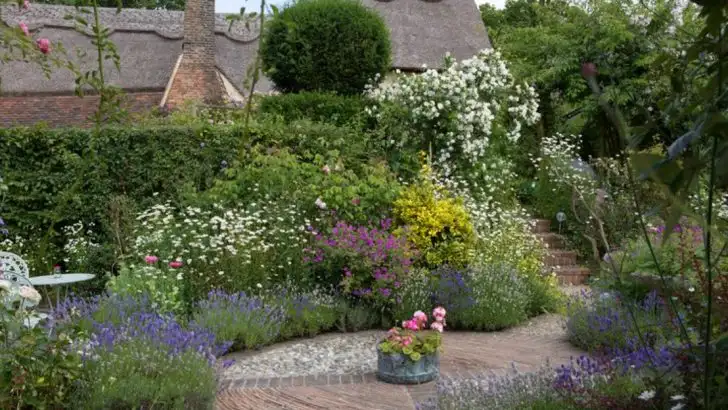 18 Statement Gardens for People Who’ve Always Played It Safe With Traditional Landscaping
