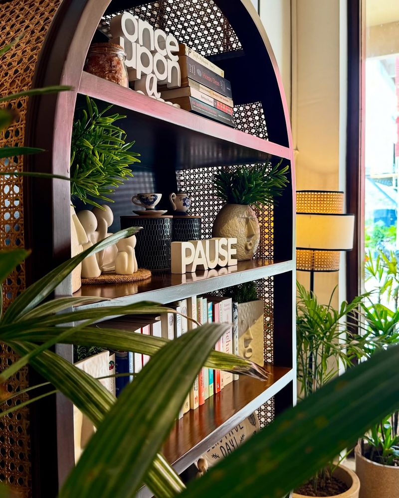 Bookshelf Corners