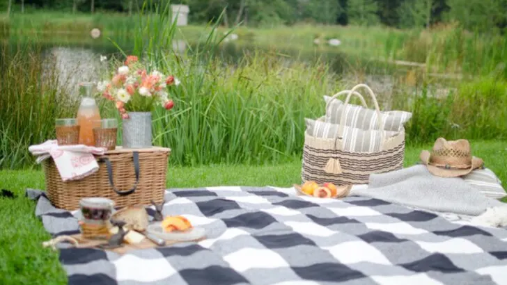 18 Easy Backyard Ideas That Instantly Say “Summer”