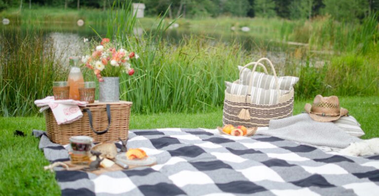 18 Easy Backyard Ideas That Instantly Say “Summer”