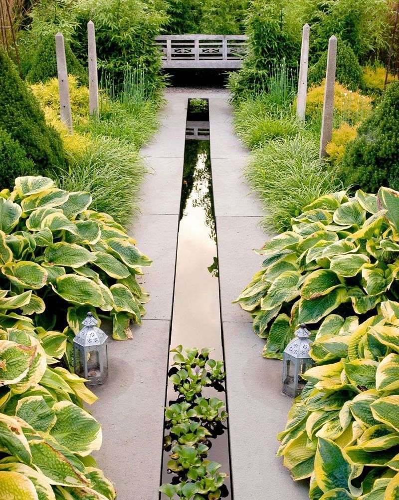 Monochromatic Gardens